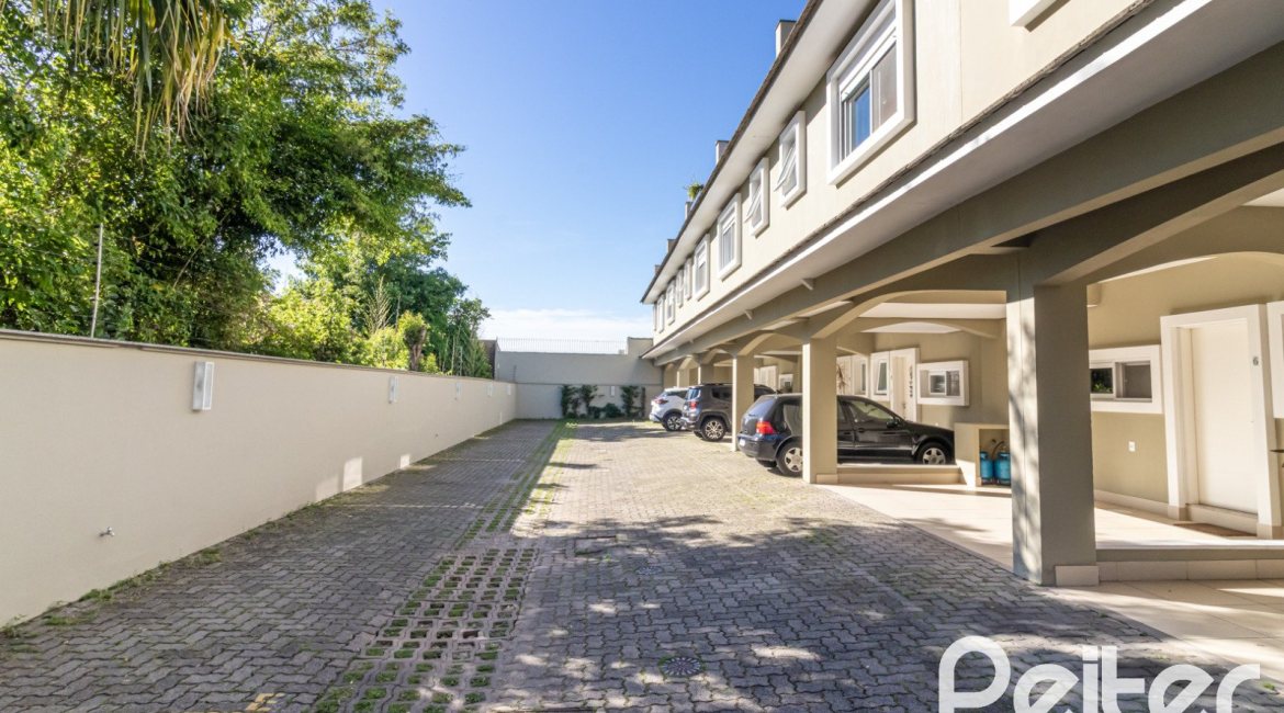 Casa em Condomínio à venda com 189m², 3 dormitórios, 1 suíte, 3 vagas, no bairro Tristeza em Porto Alegre