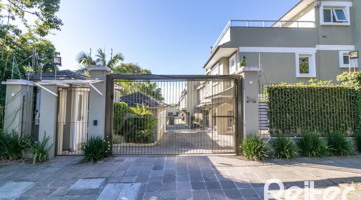 Casa em Condomínio à venda com 189m², 3 dormitórios, 1 suíte, 3 vagas, no bairro Tristeza em Porto Alegre