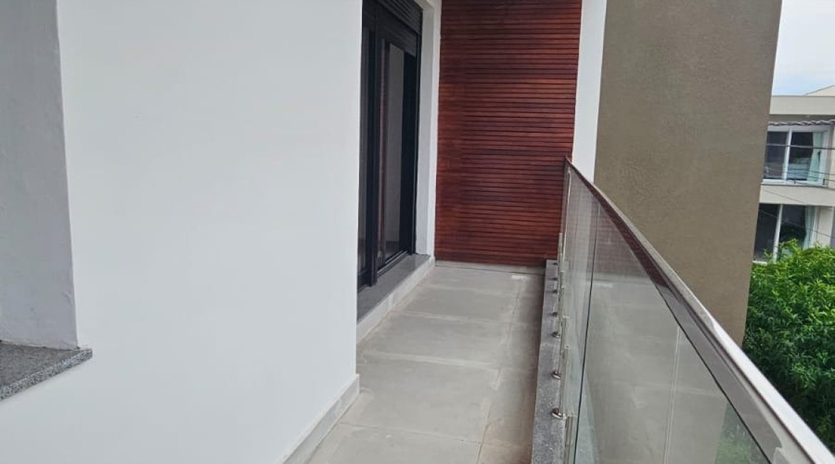 Casa em Condomínio à venda com 216m², 3 dormitórios, 3 suítes, 2 vagas, no bairro Ipanema em Porto Alegre