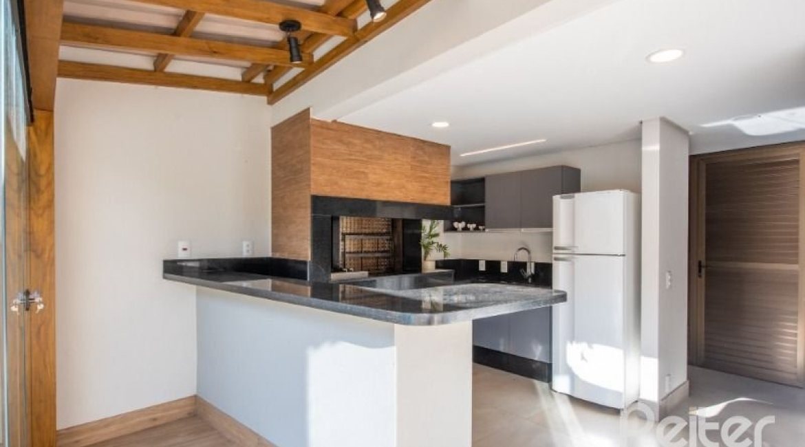 Casa em Condomínio à venda com 229m², 3 dormitórios, 3 suítes, 4 vagas, no bairro Cristal em Porto Alegre