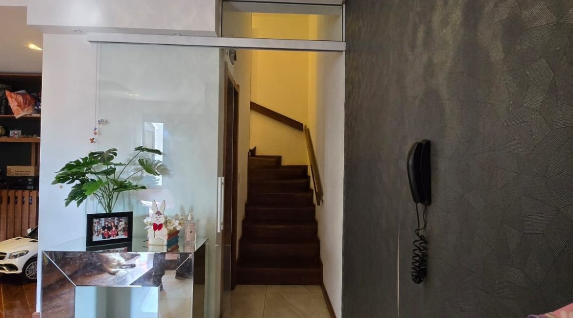 Casa em Condomínio à venda com 229m², 3 dormitórios, 3 suítes, 4 vagas, no bairro Cristal em Porto Alegre