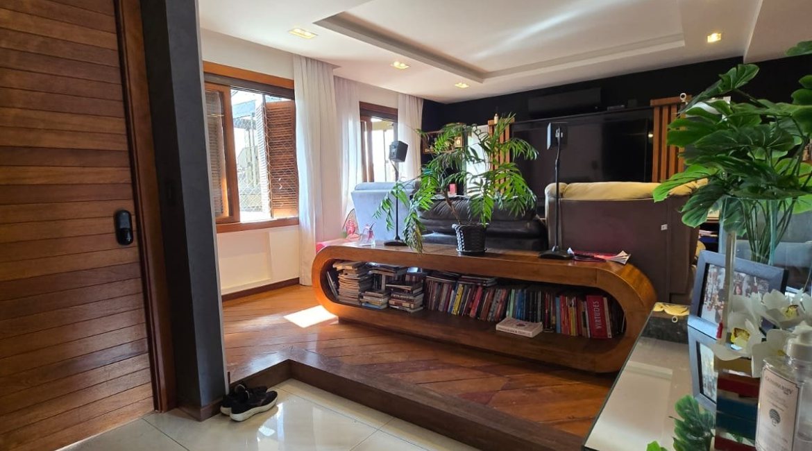 Casa em Condomínio à venda com 229m², 3 dormitórios, 3 suítes, 4 vagas, no bairro Cristal em Porto Alegre