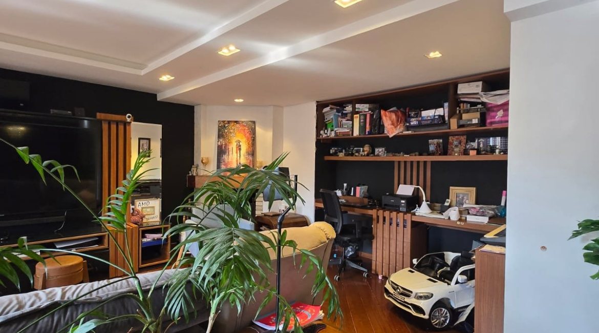 Casa em Condomínio à venda com 229m², 3 dormitórios, 3 suítes, 4 vagas, no bairro Cristal em Porto Alegre