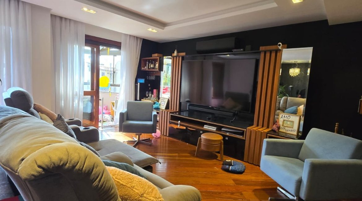 Casa em Condomínio à venda com 229m², 3 dormitórios, 3 suítes, 4 vagas, no bairro Cristal em Porto Alegre