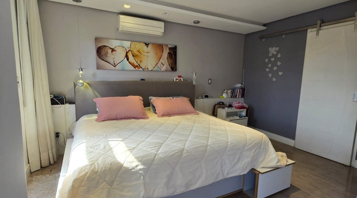 Casa em Condomínio à venda com 229m², 3 dormitórios, 3 suítes, 4 vagas, no bairro Cristal em Porto Alegre