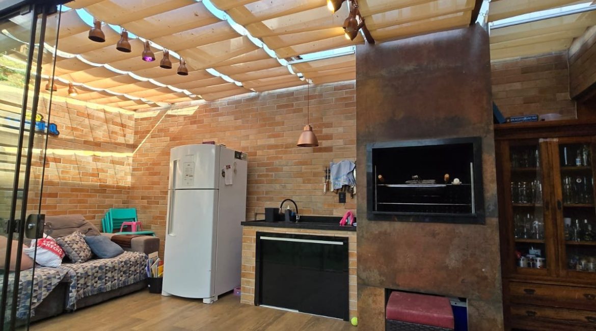 Casa em Condomínio à venda com 229m², 3 dormitórios, 3 suítes, 4 vagas, no bairro Cristal em Porto Alegre