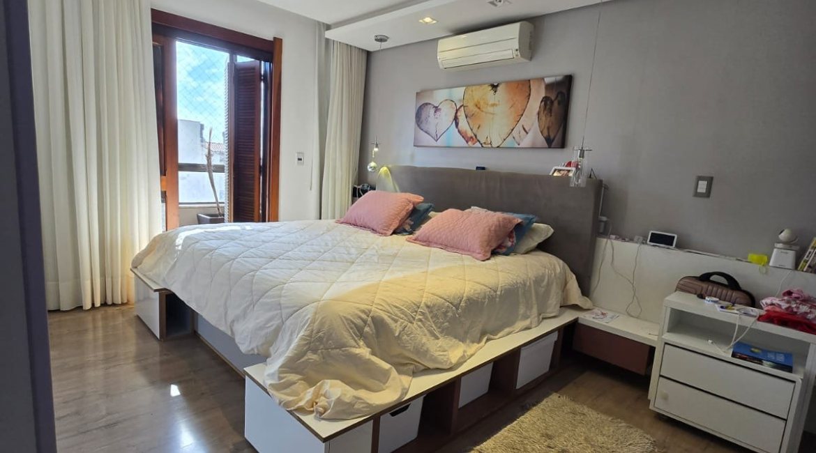 Casa em Condomínio à venda com 229m², 3 dormitórios, 3 suítes, 4 vagas, no bairro Cristal em Porto Alegre