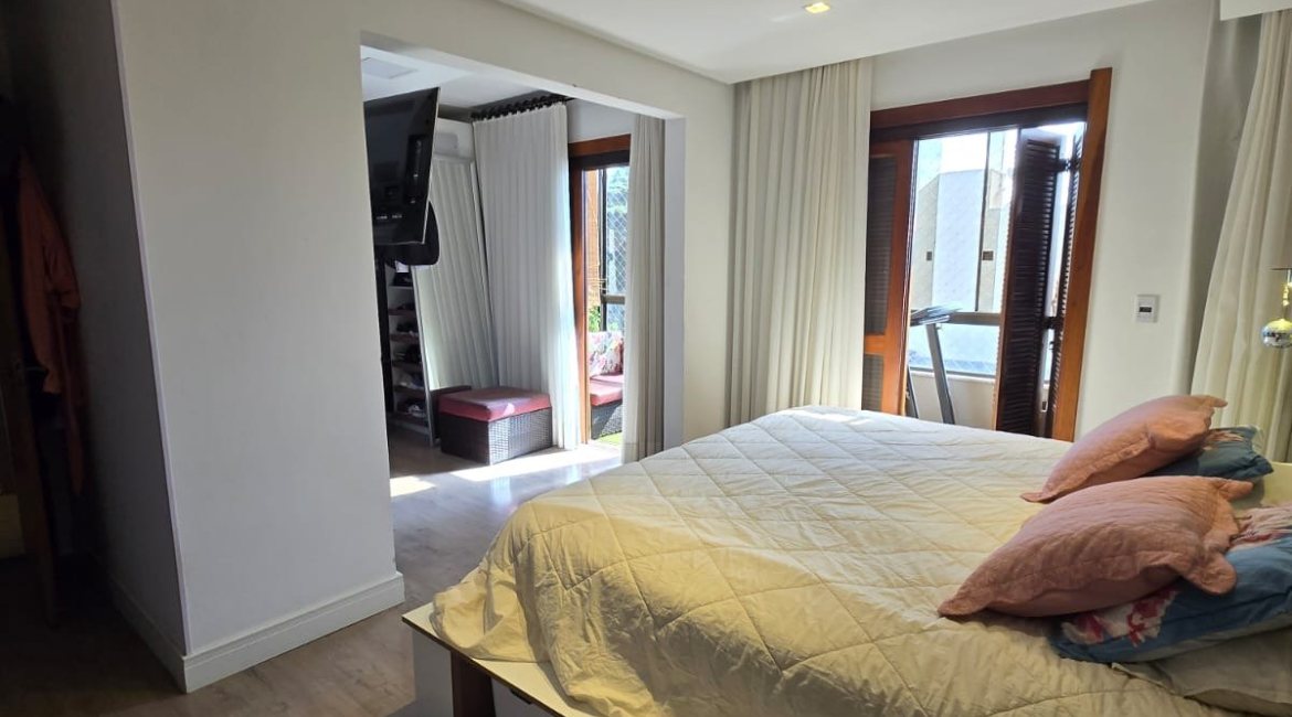 Casa em Condomínio à venda com 229m², 3 dormitórios, 3 suítes, 4 vagas, no bairro Cristal em Porto Alegre