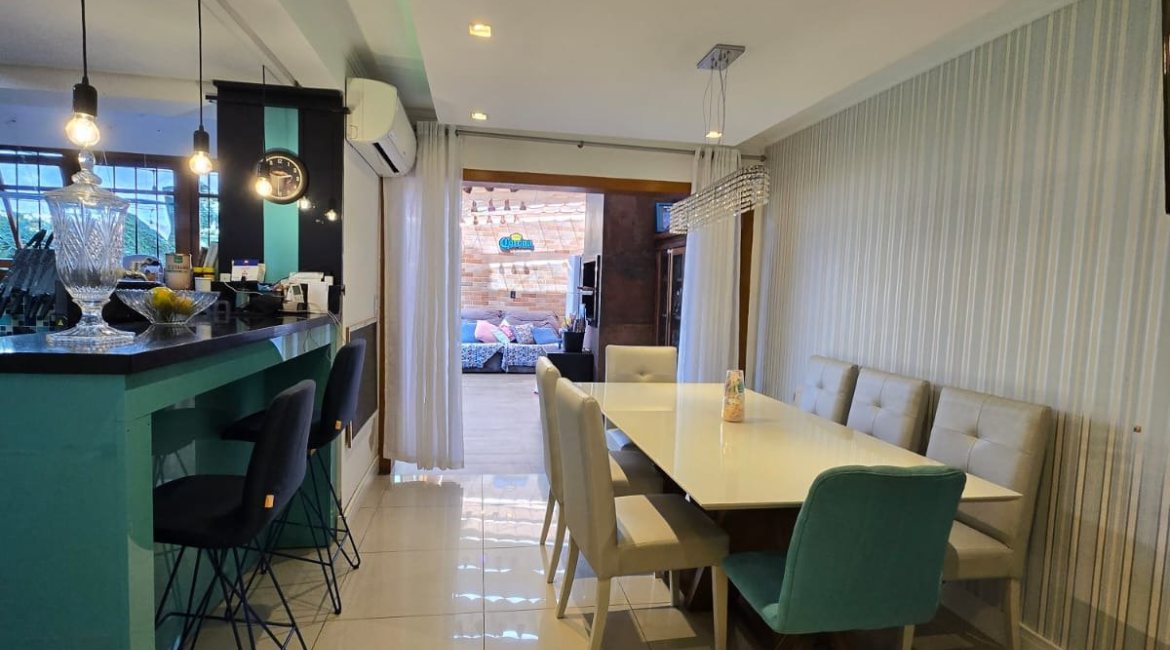 Casa em Condomínio à venda com 229m², 3 dormitórios, 3 suítes, 4 vagas, no bairro Cristal em Porto Alegre