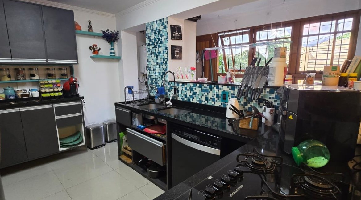 Casa em Condomínio à venda com 229m², 3 dormitórios, 3 suítes, 4 vagas, no bairro Cristal em Porto Alegre