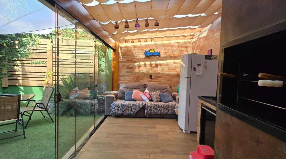 Casa em Condomínio à venda com 229m², 3 dormitórios, 3 suítes, 4 vagas, no bairro Cristal em Porto Alegre