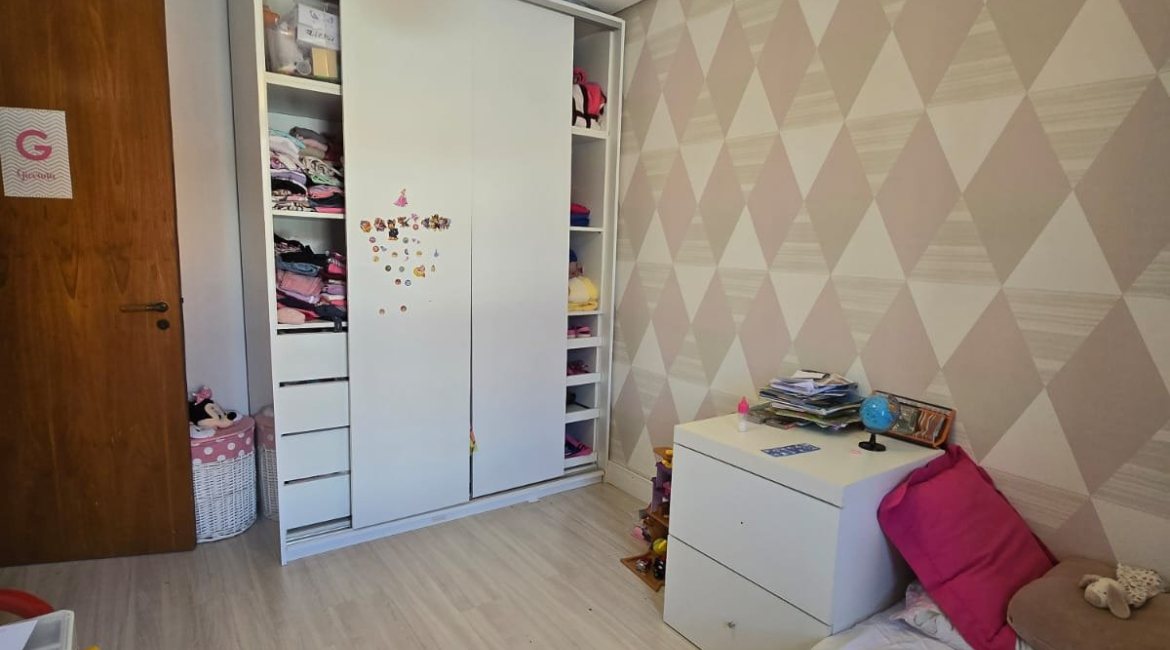 Casa em Condomínio à venda com 229m², 3 dormitórios, 3 suítes, 4 vagas, no bairro Cristal em Porto Alegre