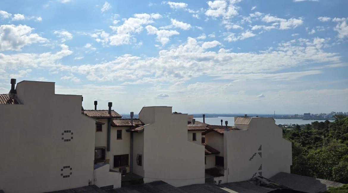 Casa em Condomínio à venda com 229m², 3 dormitórios, 3 suítes, 4 vagas, no bairro Cristal em Porto Alegre