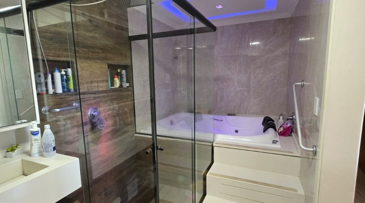 Casa em Condomínio à venda com 229m², 3 dormitórios, 3 suítes, 4 vagas, no bairro Cristal em Porto Alegre