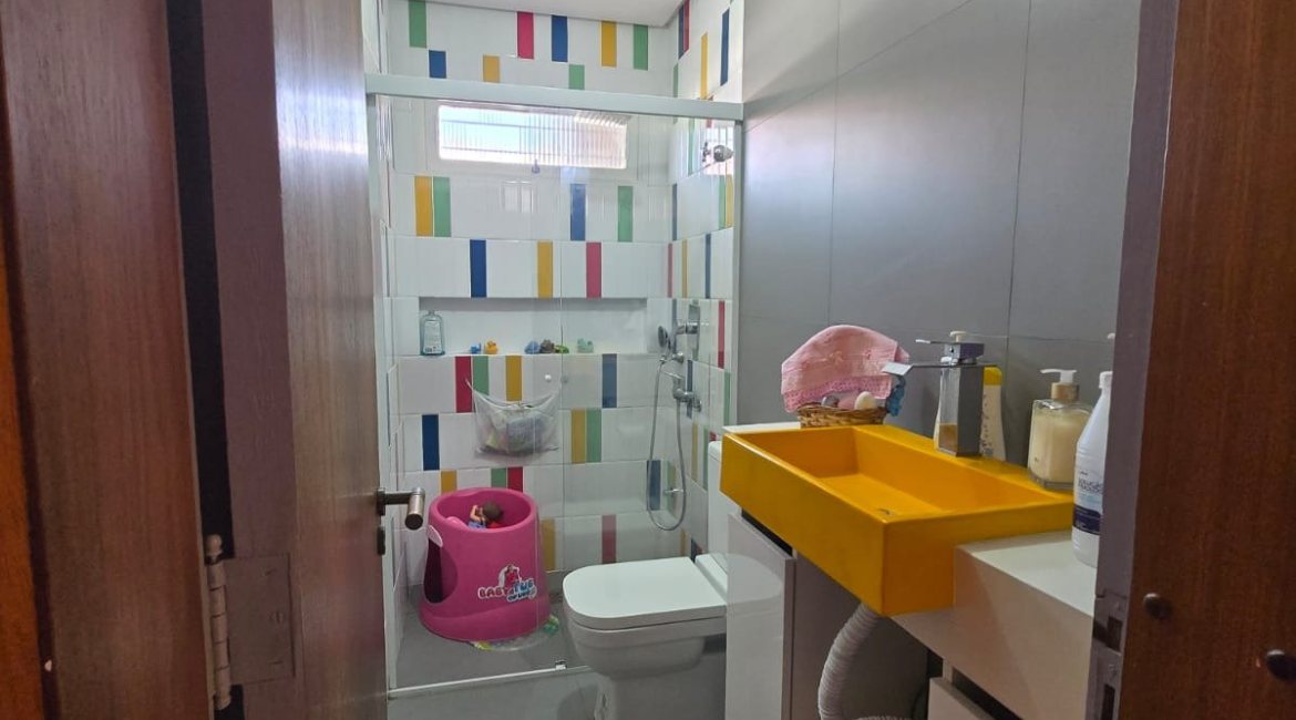 Casa em Condomínio à venda com 229m², 3 dormitórios, 3 suítes, 4 vagas, no bairro Cristal em Porto Alegre