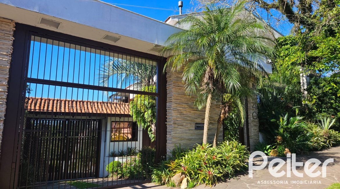 Casa em Condomínio à venda com 229m², 3 dormitórios, 3 suítes, 4 vagas, no bairro Cristal em Porto Alegre