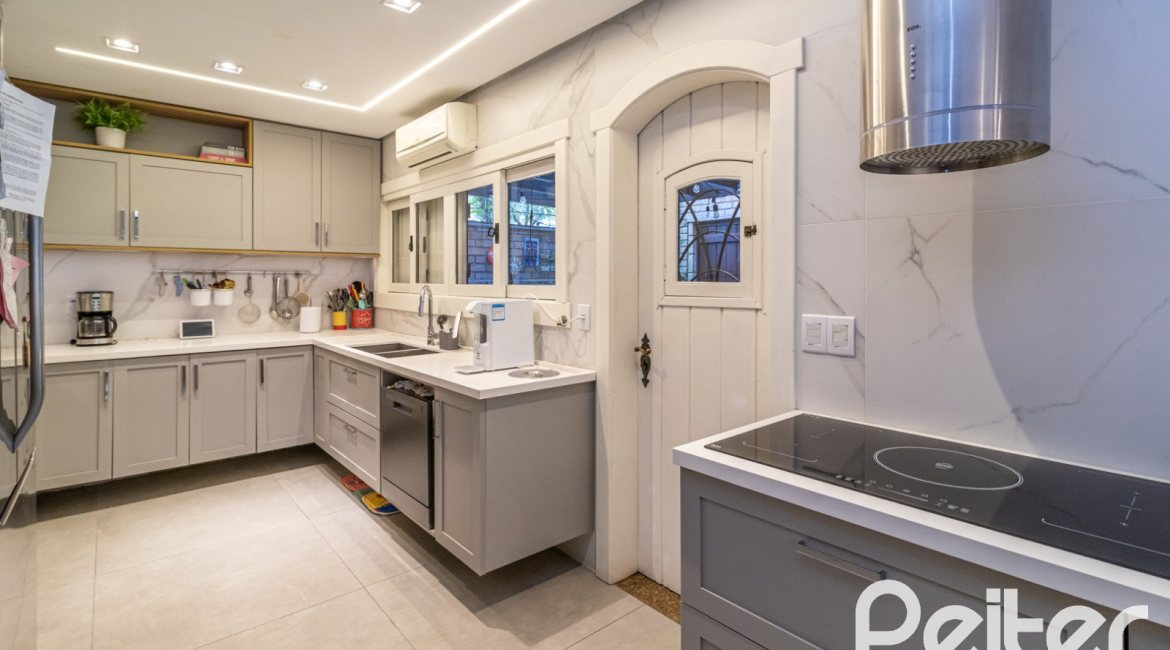 Casa em Condomínio à venda com 421m², 3 dormitórios, 3 suítes, 4 vagas, no bairro Tristeza em Porto Alegre