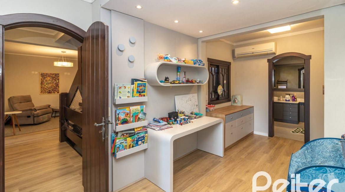 Casa em Condomínio à venda com 421m², 3 dormitórios, 3 suítes, 4 vagas, no bairro Tristeza em Porto Alegre