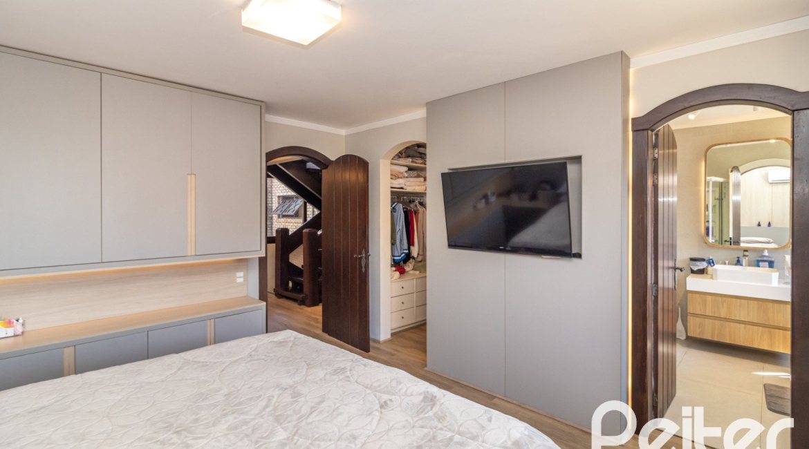 Casa em Condomínio à venda com 421m², 3 dormitórios, 3 suítes, 4 vagas, no bairro Tristeza em Porto Alegre