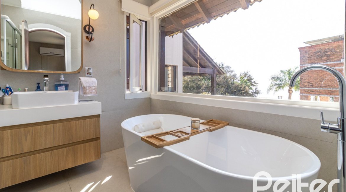 Casa em Condomínio à venda com 421m², 3 dormitórios, 3 suítes, 4 vagas, no bairro Tristeza em Porto Alegre