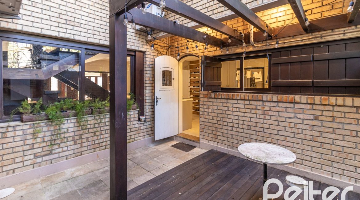 Casa em Condomínio à venda com 421m², 3 dormitórios, 3 suítes, 4 vagas, no bairro Tristeza em Porto Alegre