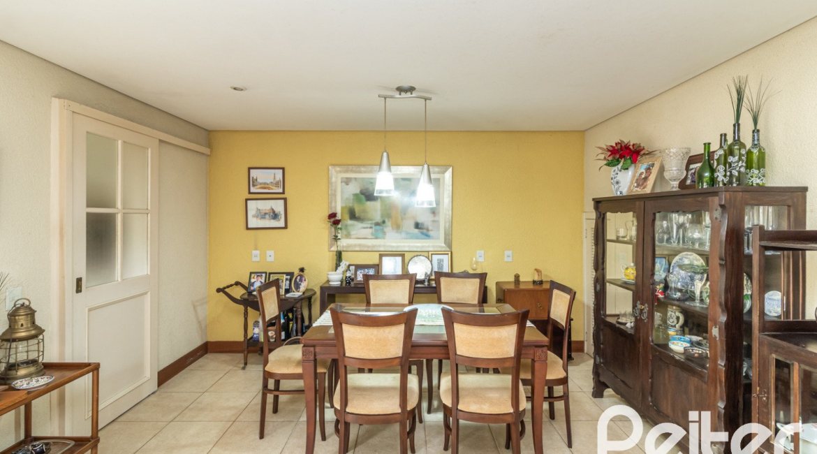 Casa em Condomínio à venda com 293m², 3 dormitórios, 1 suíte, 2 vagas, no bairro Tristeza em Porto Alegre