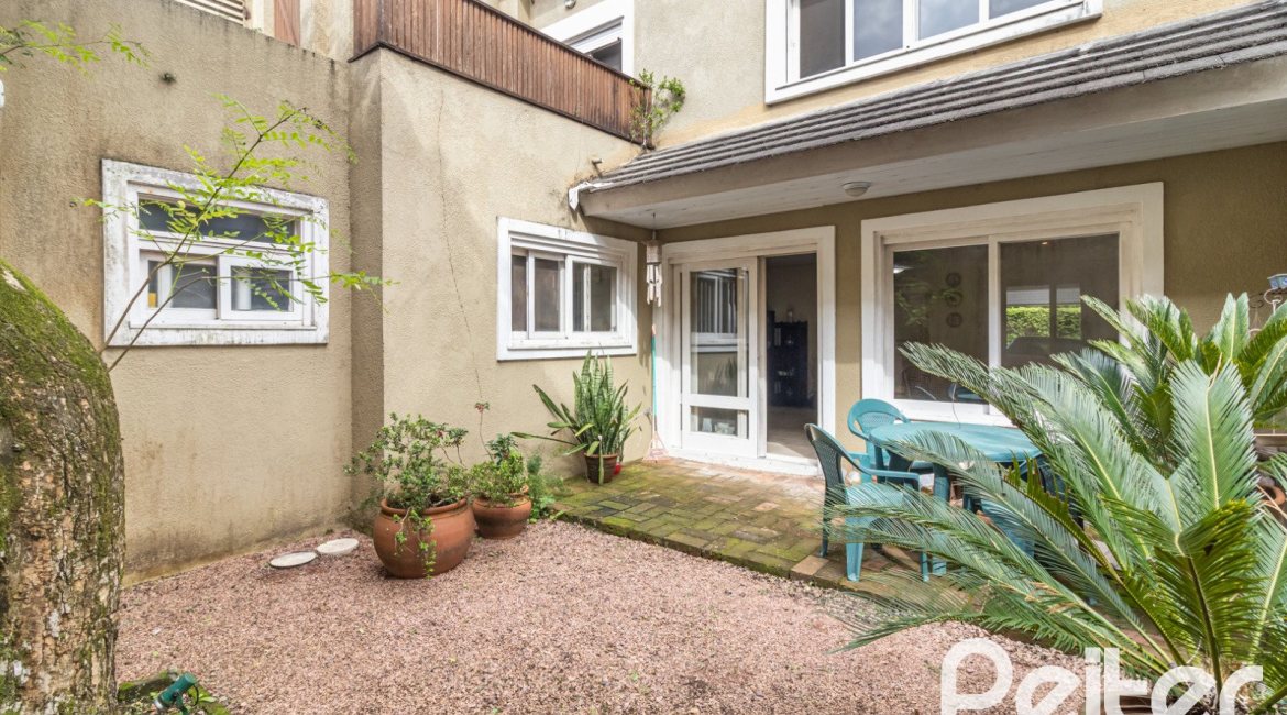 Casa em Condomínio à venda com 293m², 3 dormitórios, 1 suíte, 2 vagas, no bairro Tristeza em Porto Alegre