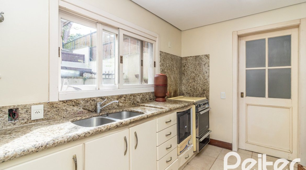 Casa em Condomínio à venda com 293m², 3 dormitórios, 1 suíte, 2 vagas, no bairro Tristeza em Porto Alegre