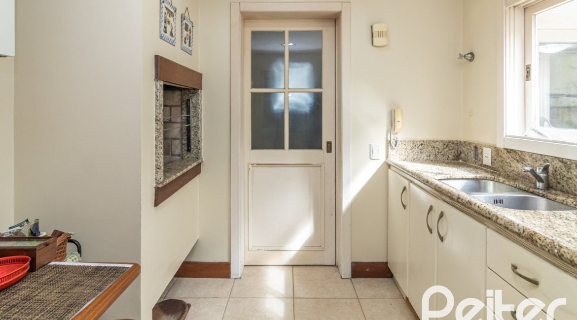 Casa em Condomínio à venda com 293m², 3 dormitórios, 1 suíte, 2 vagas, no bairro Tristeza em Porto Alegre