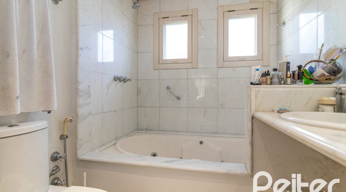 Casa em Condomínio à venda com 293m², 3 dormitórios, 1 suíte, 2 vagas, no bairro Tristeza em Porto Alegre