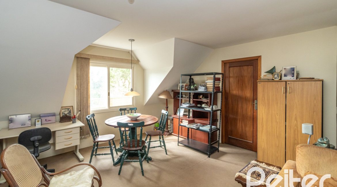 Casa em Condomínio à venda com 293m², 3 dormitórios, 1 suíte, 2 vagas, no bairro Tristeza em Porto Alegre