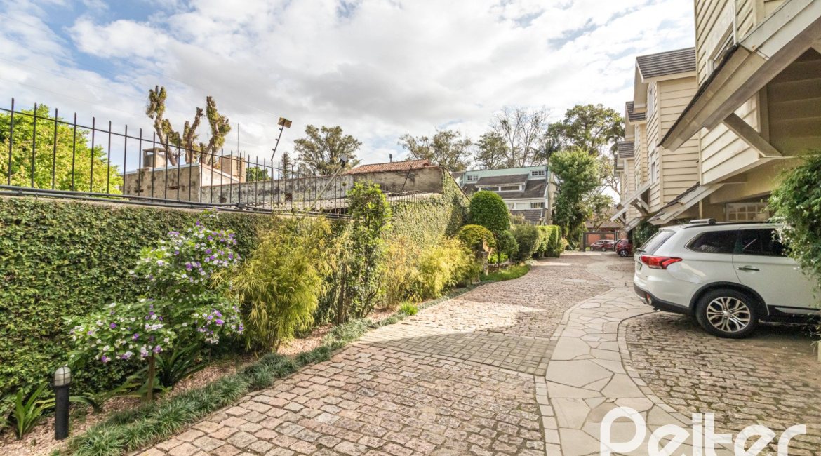 Casa em Condomínio à venda com 293m², 3 dormitórios, 1 suíte, 2 vagas, no bairro Tristeza em Porto Alegre