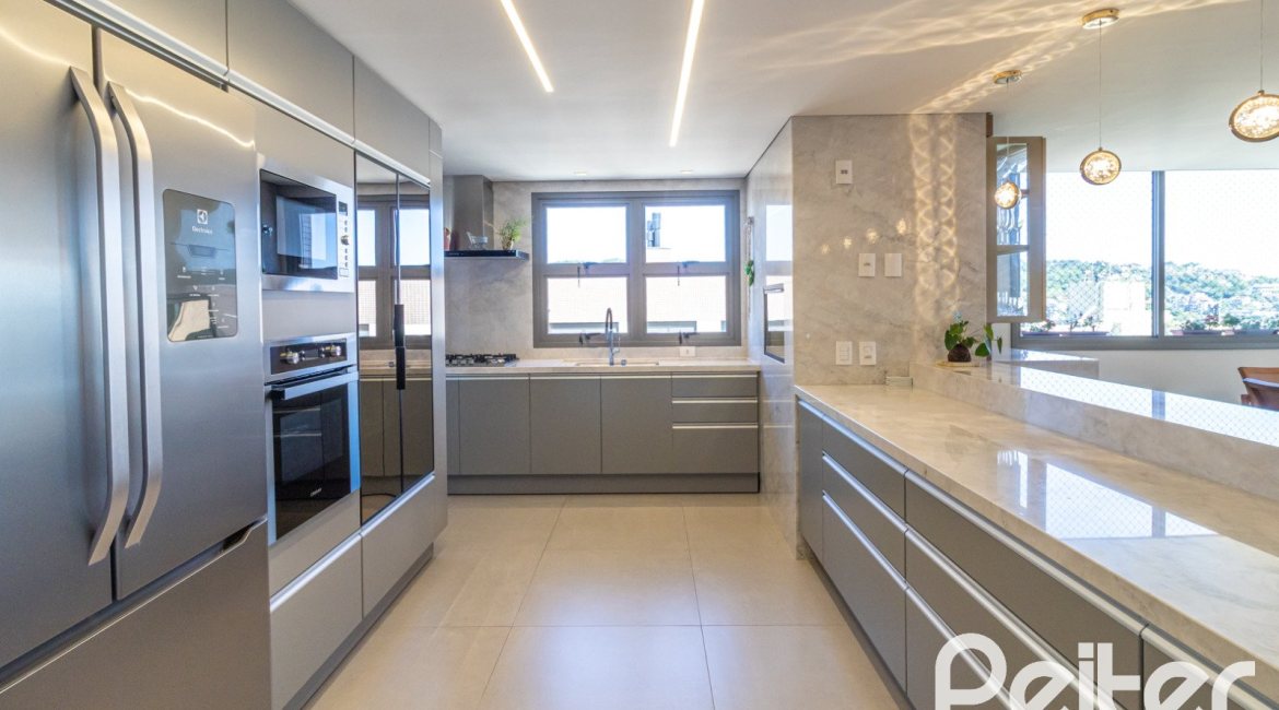 Apartamento à venda com 217m², 3 dormitórios, 3 suítes, 3 vagas, no bairro Tristeza em PORTO ALEGRE