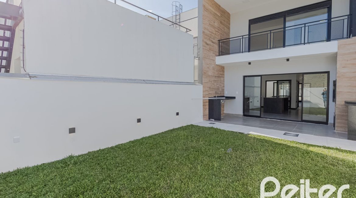 Casa à venda com 180m², 3 dormitórios, 1 suíte, 2 vagas, no bairro Ipanema em Porto Alegre