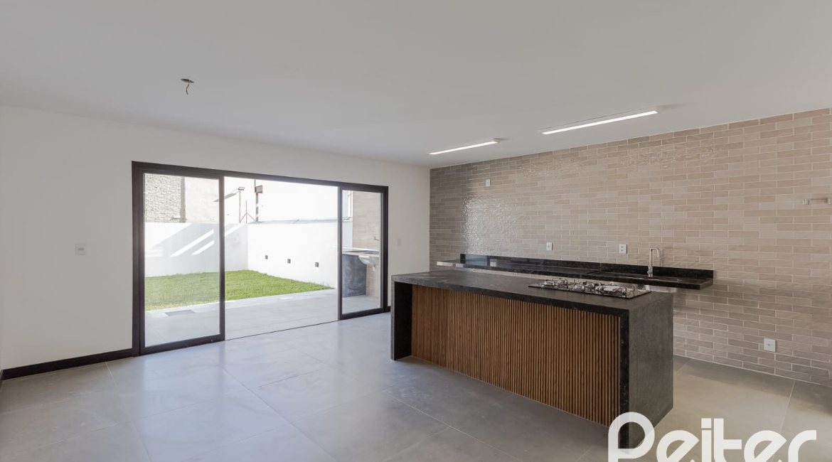 Casa à venda com 180m², 3 dormitórios, 1 suíte, 2 vagas, no bairro Ipanema em Porto Alegre