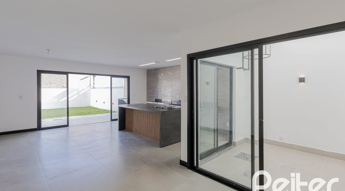 Casa à venda com 180m², 3 dormitórios, 1 suíte, 2 vagas, no bairro Ipanema em Porto Alegre