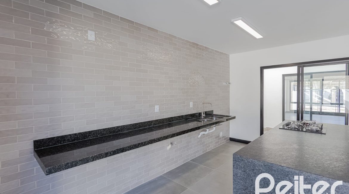 Casa à venda com 180m², 3 dormitórios, 1 suíte, 2 vagas, no bairro Ipanema em Porto Alegre