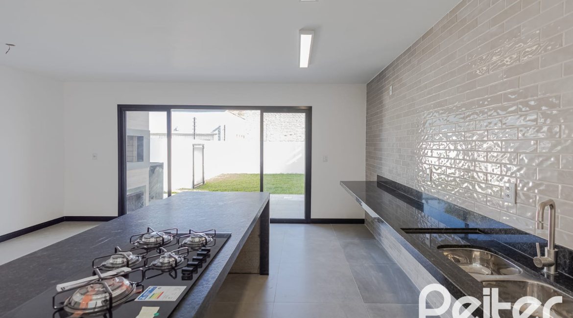 Casa à venda com 180m², 3 dormitórios, 1 suíte, 2 vagas, no bairro Ipanema em Porto Alegre