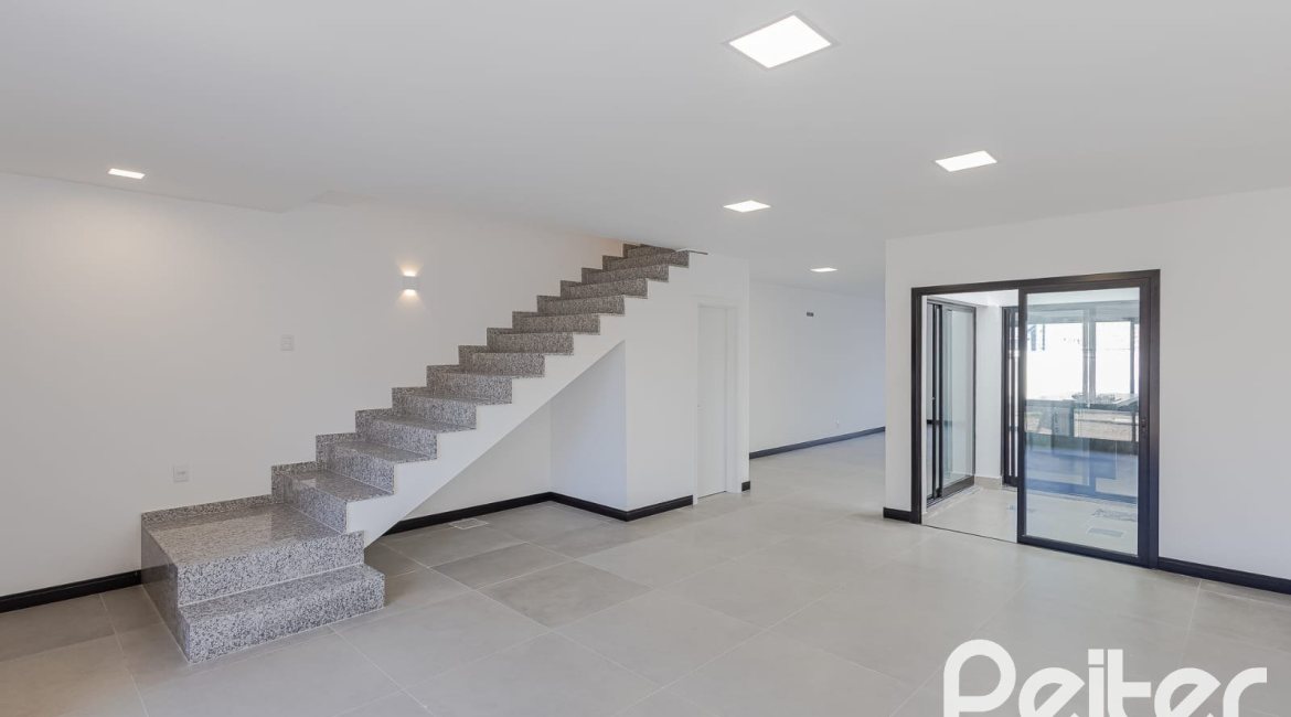 Casa à venda com 180m², 3 dormitórios, 1 suíte, 2 vagas, no bairro Ipanema em Porto Alegre