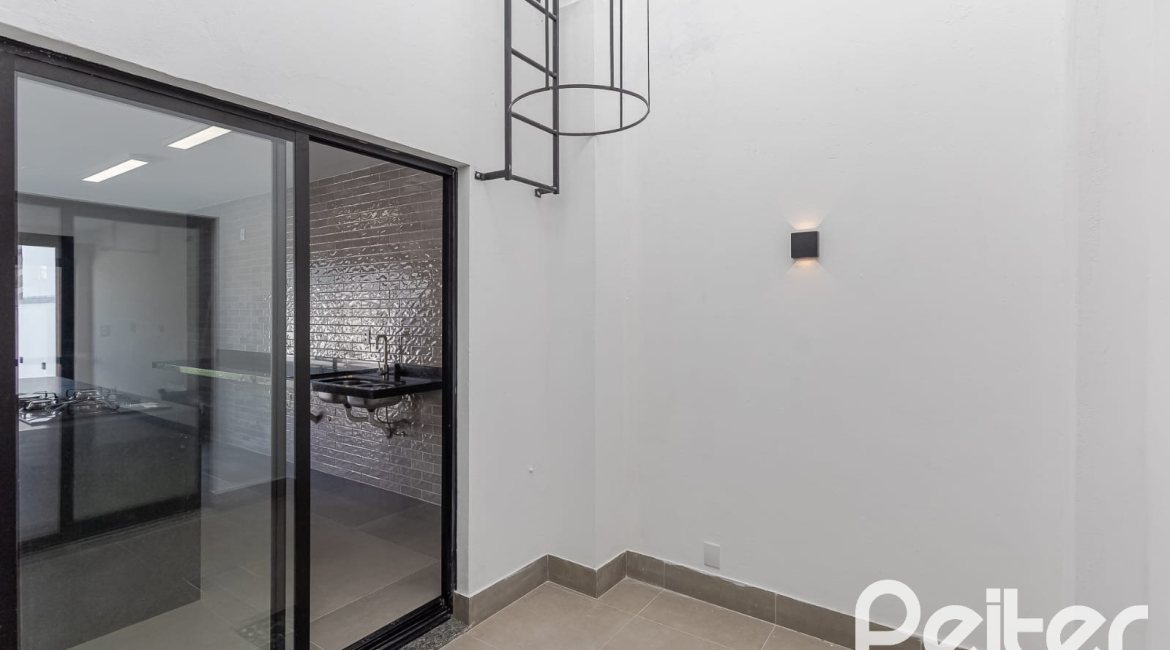 Casa à venda com 180m², 3 dormitórios, 1 suíte, 2 vagas, no bairro Ipanema em Porto Alegre