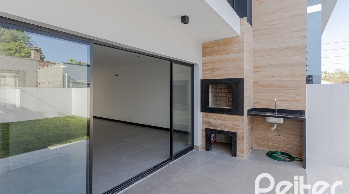 Casa à venda com 180m², 3 dormitórios, 1 suíte, 2 vagas, no bairro Ipanema em Porto Alegre