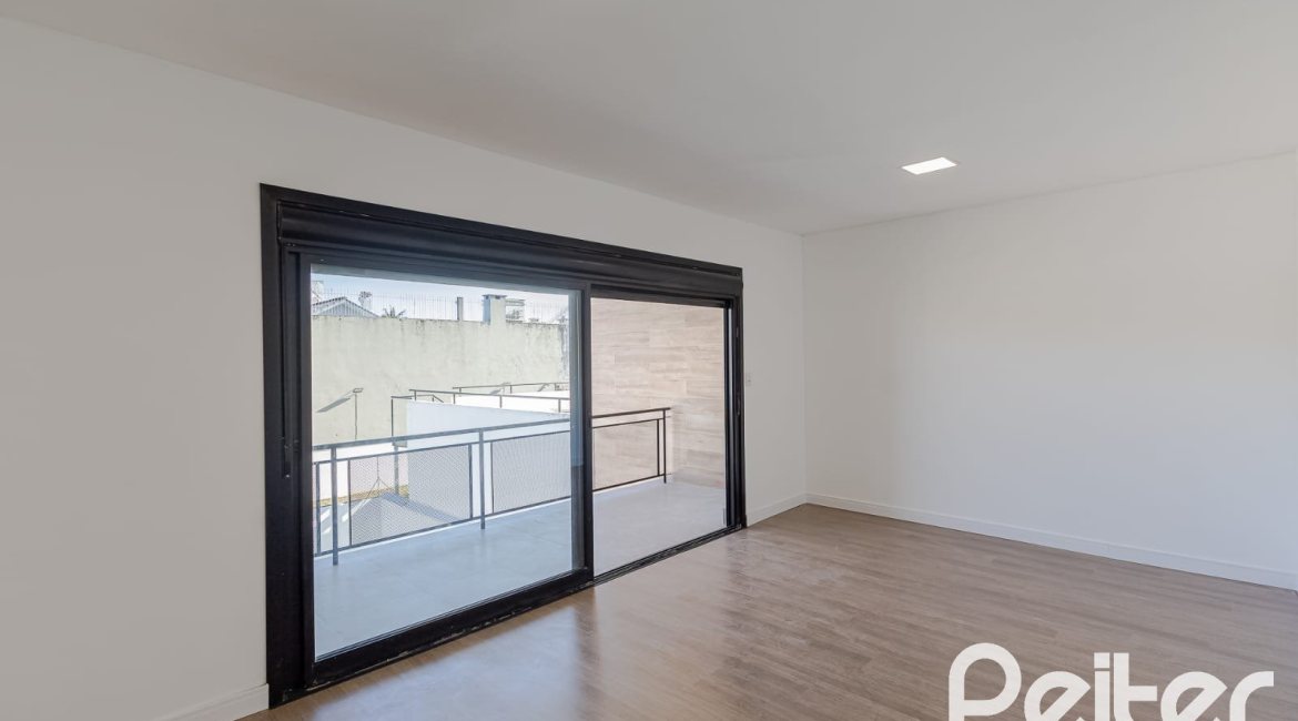 Casa à venda com 180m², 3 dormitórios, 1 suíte, 2 vagas, no bairro Ipanema em Porto Alegre