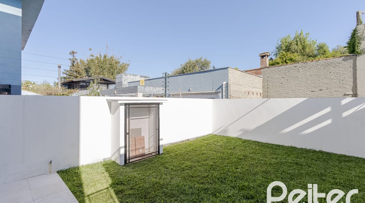 Casa à venda com 180m², 3 dormitórios, 1 suíte, 2 vagas, no bairro Ipanema em Porto Alegre