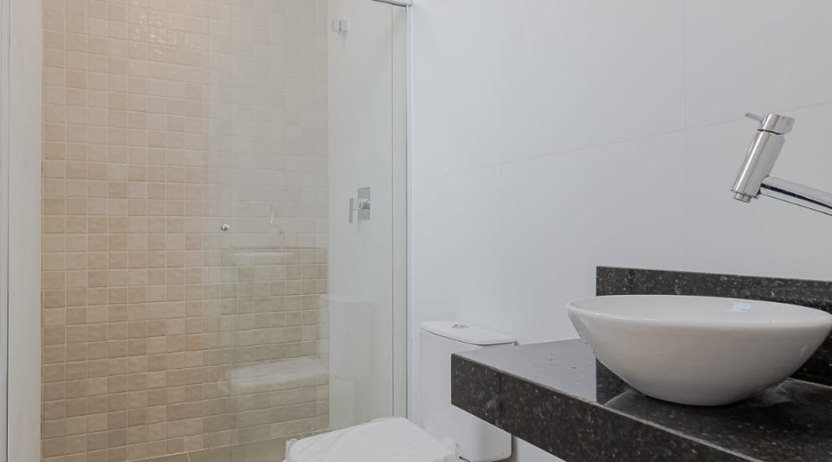 Casa à venda com 180m², 3 dormitórios, 1 suíte, 2 vagas, no bairro Ipanema em Porto Alegre