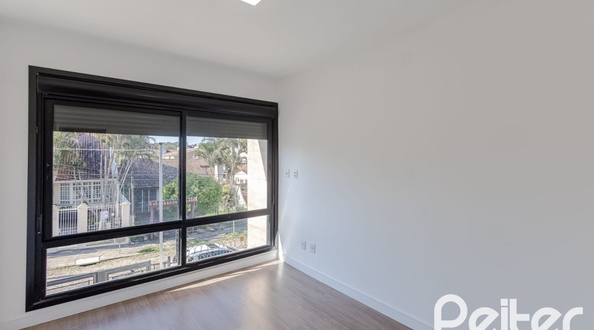 Casa à venda com 180m², 3 dormitórios, 1 suíte, 2 vagas, no bairro Ipanema em Porto Alegre