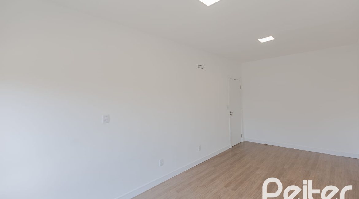 Casa à venda com 180m², 3 dormitórios, 1 suíte, 2 vagas, no bairro Ipanema em Porto Alegre