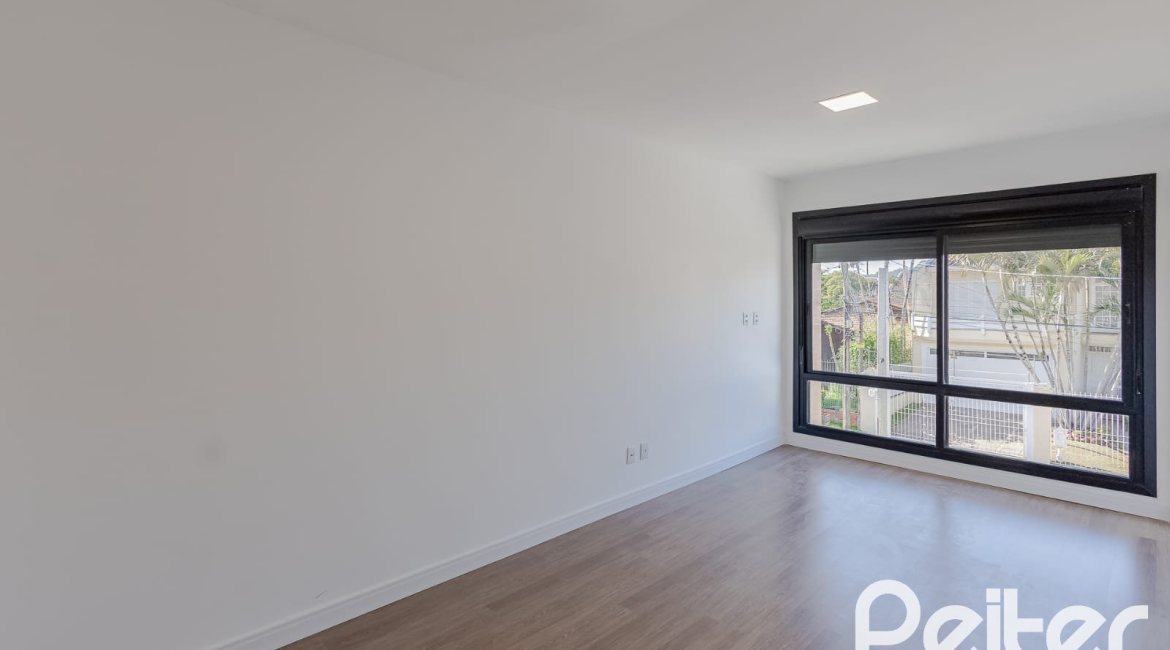 Casa à venda com 180m², 3 dormitórios, 1 suíte, 2 vagas, no bairro Ipanema em Porto Alegre