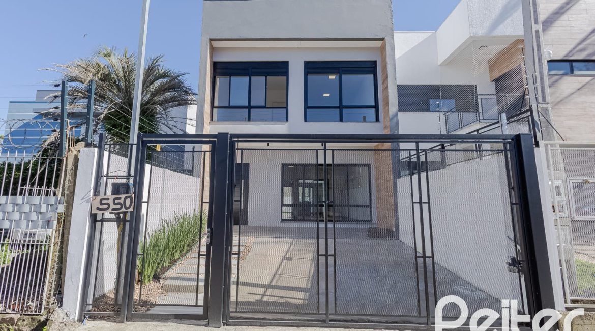 Casa à venda com 180m², 3 dormitórios, 1 suíte, 2 vagas, no bairro Ipanema em Porto Alegre