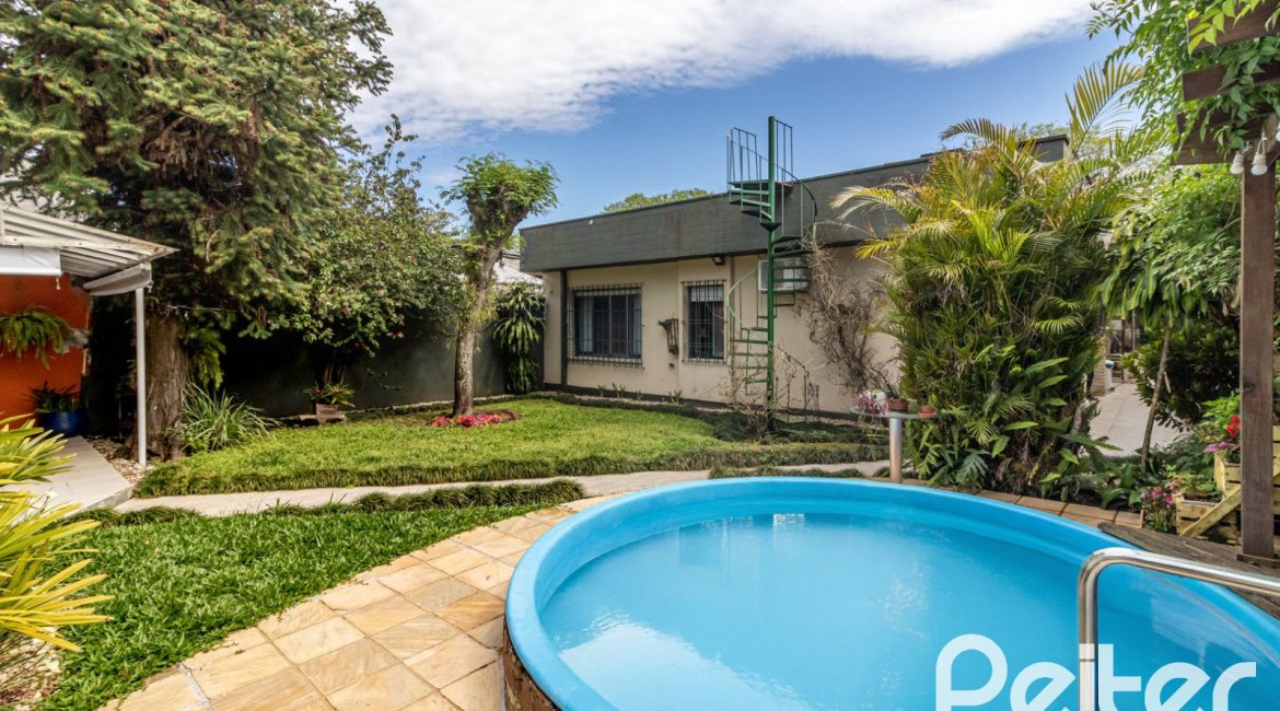 Casa à venda com 213m², 4 dormitórios, 1 suíte, 2 vagas, no bairro Vila Assunção em Porto Alegre