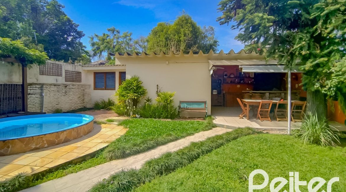 Casa à venda com 213m², 4 dormitórios, 1 suíte, 2 vagas, no bairro Vila Assunção em Porto Alegre